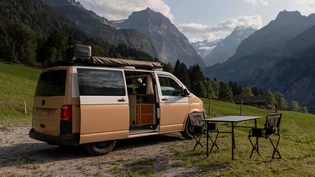 Übernachten inmitten der Glarner Natur boomt: Die neuen Stellplätze für Camper und Büssli sind auf Glarner Bauernhöfen beliebt, wie etwa jener bei Familie Diethelm in Linthal-Auen.