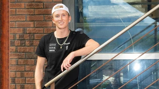 Nun auch Autor: Ab heute Dienstag ist das Buch «Attack your Dreams» über Andri Ragettli erhältlich.