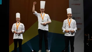 Wer fein kocht, kommt aufs Podest: Markus Schmid (Mitte) ist der beste Nachwuchskoch der Schweiz, gefolgt von  Céline Maier und Sébastien Collé.