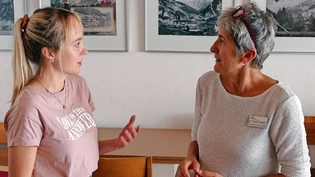 Pionierinnen im Glarnerland: Melissa Bruhin (links) lässt sich zur Aktiviererin ausbilden, Gordana Tresch ist Teamleiterin Aktivierung bei den Alters- und Pflegeheimen Glarus Süd.