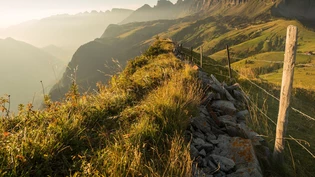Sonnenterrassen im Herbst: An schönen Herbsttagen lockt die perfekte Fernsicht in die abwechslungsreiche Bergwelt. 