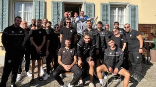 Gruppenfoto zur Erinnerung: Während drei Tagen bewirten Kosta Thysiadis (mit Fahne) und Anna Sismanidou (links von ihm) die Volleyballprofis von PAOK Thessaloniki in ihrem Restaurant in Glarus. 