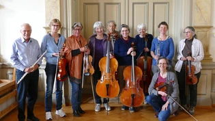 Musik verbindet Generationen: Bei der Streicherserenade wirken zum Beispiel die achtjährige Maria und ihre Mutter Joanna Staszewska (linkes Bild) mit, aber auch das von Marianne Schönbächler (kniend) geleitete Feierabendorchester mit Wiedereinsteigerinnen und Wiedereinsteigern.