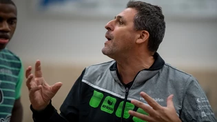 Aktiver Coach: Der Näfelser Trainer Matjaz Hafner lebt an der Seitenlinie voll mit, lobt, tadelt, feuert an und muntert auf.