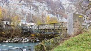 Kein Durchkommen: Der Netstaler Langgüetlisteg ist seit viereinhalb Jahren aus Sicherheitsgründen verbarrikadiert. 