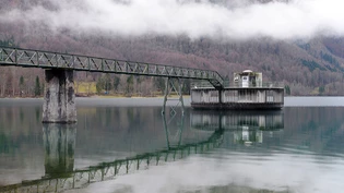 Fast an der Überlaufkante: Am Überlaufturm des Klöntalersees lässt sich der hohe Wasserstand gut ablesen.