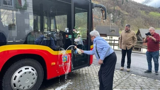 Stolzer «Busbesitzer»: Kaspar Rhyner tauft den Sernftalbus auf seinen Namen.