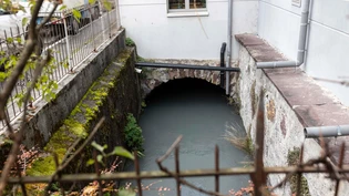 Wo geht er denn hin? Der Giessen in Glarus fliesst fast ausschliesslich unterirdisch durch Glarus. Bei der «Krone» in Glarus zeigt er sich ganz kurz.