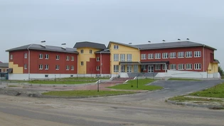 Ein Bild erinnert an bessere Zeiten: Das Hotel «Suworow» im belarussischen Kobrin wurde mit viel Geld erbaut und ist längst dem Einfluss der Förderer entglitten.