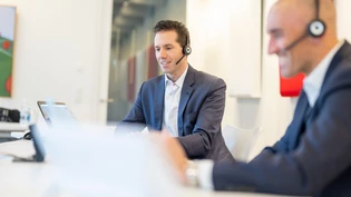 Experten am Draht: Die Steuerexperten und Rechtsanwälte Kevin Russi und Tobias Simmen (rechts) beantworten am Steuertelefon der «Südostschweiz» Fragen von Leserinnen und Lesern.