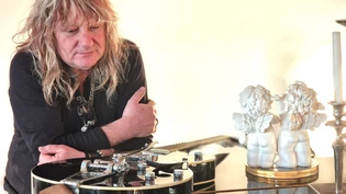 Der Gitarrist und seine Gitarre: Leo Leoni freut sich auf das Konzert auf dem Zaunplatz in Glarus.