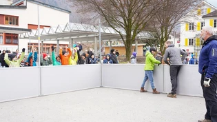 Anfeuern der Eltern beim Aufbau: Die Vorfreude der Schulkinder ist bereits beim Aufbau der Streetsoccer-Anlage auf dem Pausenplatz in Ennenda gross.
