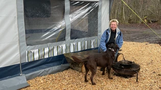 Seit zwei Wochen vor Ort: Renate Hammers und Hund Lappi vor ihrem Wohnmobil am Campingplatz Gäsi.
