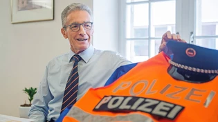 Ein Stapel Uniformen : In seinem schon fast leer geräumten Büro auf dem Churer Kornplatz liegen die verschiedenen Uniformen von Ueli Caluori. Zuoberst die Mütze, die zur Galauniform gehört. 