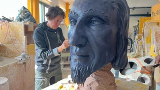 Letzte Handgriffe: Die Künstlerin Jacky Orler muss an ihrem Wachsmodell nur noch Feinheiten anpassen.