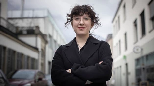 Verbale Gewalt ankreiden: Leana Meier vom Feministischen Kollektiv Glarus macht mit Kreide auf Catcalls und sexuelle Belästigung aufmerksam.