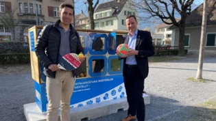 Neues Sportangebot: Andrin Ehrler (links), Präsident der Interessengemeinschaft Churer Sportvereine, und Stadtrat Patrik Degiacomi posieren vor der Boxup.