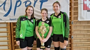 Eine Klasse für sich: TB Glarus 11 Tödi präsentiert den Siegerpokal.