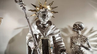 Der Landespatron und der Zeuge aus dem Grab: Die barocke Reliquiar- und Prozessionsstatue von St. Fridolin und Ursus aus Silber aus dem Jahr 1638 ist in der neuen Ausstellung des Kirchenschatzes von Glarus zu sehen. 