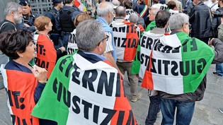 Turin im Mai 2015: Angehörige von Asbestopfern fordern «Gerechtigkeit»– Gerichtsprozesse gegen den früheren Eternit-Besitzer, den Schweizer Stephan Schmidheiny, beschäftigen die italienische Justiz bis heute.  