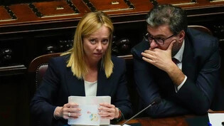 Opfer der eigenen Parolen: Regierungschefin Giorgia Meloni und FInanzminister Giancarlo Giorgetti wissen nicht, wie sie den europäischen Rettungsschirm durchs Parlament bringen sollen.
