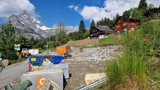 Die Baumaschinen stehen für kurze Zeit still: Die Gemeinde Glarus Süd stoppt die Bauarbeiten für das neue Hotel «Alpenblick».