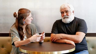Vorgespräch in Zürich: Die Glarnerin Lisa Marti unterhält sich in einem Café am Limmatquai mit dem syrischen Autor Khaled Khalifa.