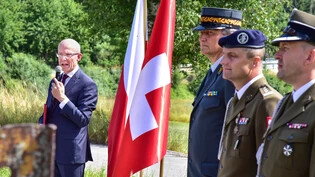 Ein Ort mit Geschichte: Marek Glusko, Konsul der Republik Polen in der Schweiz, spricht am Bahnhof Rodels-Realta in Anwesenheit hochrangiger Militärs aus beiden Ländern zu den Gästen des Gedenkanlasses.