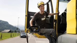 Mag seinen neuen Arbeitsplatz: Ralph Landerer steigt aus einem Lastwagen des Entsorgungsbetriebes Landolt AG in Näfels. 