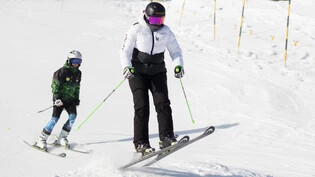 Freudensprünge in Elm: Mit dem Bau des Beschneiungsprojekts «Futuro» soll im Frühling 2024 begonnen werden, damit die Skifahrerinnen und Skifahrer in Elm mehr vom Winter haben.