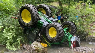 Aufwändige Rettungsarbeiten: Der Traktor musste mit viel Aufwand aus dem Löntsch geborgen werden.