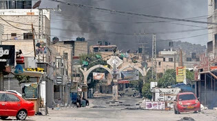 Rauch über der Stadt: Am Montag hat die israelische Armee in den Morgenstunden eine neue Militäroperation in Dschenin begonnen.