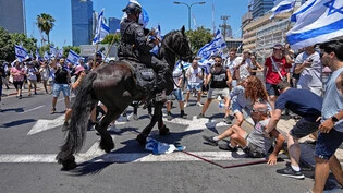 Protest gegen Justizreform setzt sich fort: Die israelische Polizei treibt Demonstranten auseinander, die am Dienstag eine Strasse in der israelischen Grossstadt Tel Aviv blockiert haben.  