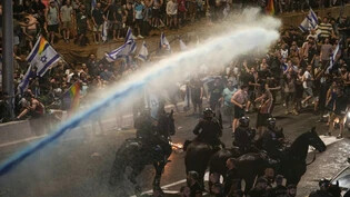 Tel Aviv, in der Nacht auf Dienstag: Seit Monaten demonstrieren Menschen in Israel gegen den Versuch der Regierung, die Justiz zu schwächen.