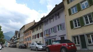 Es hat den Brand von Glarus überlebt: Das Haus des Schlossers Steinmüller steht – heute ganz und gar in Lila – im Abläsch in Glarus. 