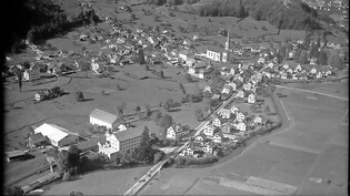 Ein prägender Bau: Diese Flugaufnahme von etwa 1945 zeigt die Spinnerei Oberurnen im Vordergrund an der Rauti und damals noch ausserhalb des Dorfes.