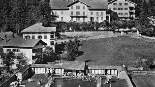 In die Vergangenheit eintauchen: So sahen einst das Hotel Krone (oben links), das Albert-Schweitzer-College (oben rechts) sowie das Schwimmbad in Churwalden aus.