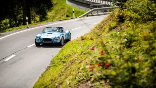 Mit Vollgas nach Arosa: Die Oldtimer fahren von Langwies bis Arosa. Dabei schlängelt sich die Rennstrecke über 76 Kurven zum Ziel.