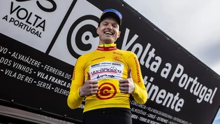 Daumen hoch: Colin Stüssi trägt auch nach der achten Etappe der Portugal-Rundfahrt das Leadertrikot.