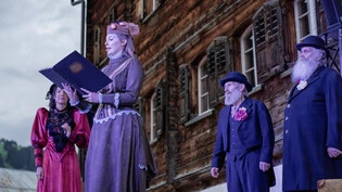 Historische Kulisse: Vor der «Casa Fausta Capaul» in Breil/Brigels lassen die Schauspielenden das 19. Jahrhundert lebendig werden. 