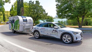 Der Caravan schiebt: Der Wohnwagen mit Elektroantrieb von Dethleffs wird am Haken eines Audi e-tron auf einer Tour über die Alpen auf Herz und Nieren getestet.