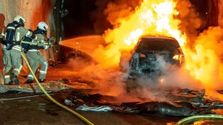 Ein riesiges Inferno: Gerät ein Elektroauto in Brand, muss das Feuer lange und mit grossem Aufwand bekämpft werden. 