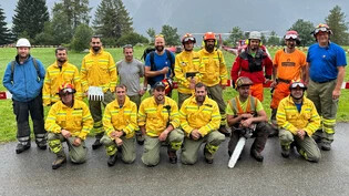 Der Glarner Hilfstrupp: Zwölf Feuerwehrmänner stehen im Wallis am Wochenende im Einsatz. Sie werden von einem Förster, einem ortsansässigen Feuerwehrmann und einem Flughelfer unterstützt.