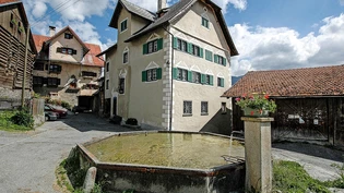 Treffpunkt: Beim Dorfbrunnen und dem markanten Stecherhaus wird als erste Aktivität des Tguma-Vereins das Dorffest Sarn über die Bühne gehen.
