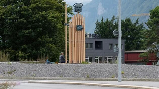 Herzlich willkommen: Seit Donnerstag begrüsst in Näfels ein Fridolin aus Holz und Bronze die Autofahrerinnen und Autofahrer im Kanton Glarus.
