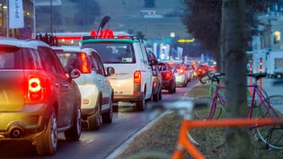 Stau zum Feierabend: Die Verkehrsproblematik fehlt dem Verkehrsclub der Schweiz im Masterplan zu Energie und Klima der Stadt völlig.
