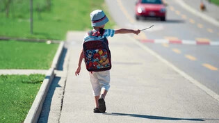 Schulanfang: Kinder in diesem Alter können die Gefahren des Verkehrs nicht abschätzen.