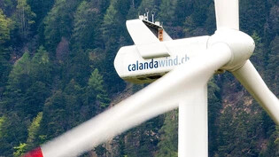 Womöglich negative Auswirkungen: Das Windkraftwerk bei Haldenstein. Ganze Windparks hätten negative Folgen für die Bevölkerung und den Tourismus, wenn sie zu nahe an Dörfern gebaut werden, befürchtet die SVP Graubünden. 
