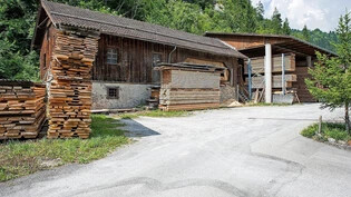 Betrieb ist stillgelegt: Das Areal der ehemaligen Schierser Dorfsägerei soll für einen Ausbau der in der Gemeinde ansässigen Holzbaufirma Lötscher freigegeben werden.
