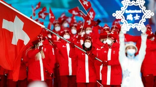 Eine grosse Ehre: Andres Ambühl (rechts) trägt 2022 in Peking zusammen mit Skifahrerin Wendy Holdener die Schweizer Flagge bei der Eröffnungsfeier.